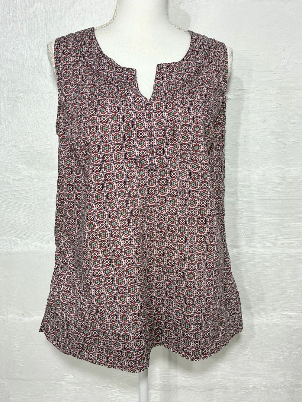 TALBOTS LIGHTWEIGHT SLEEVELESS TOP